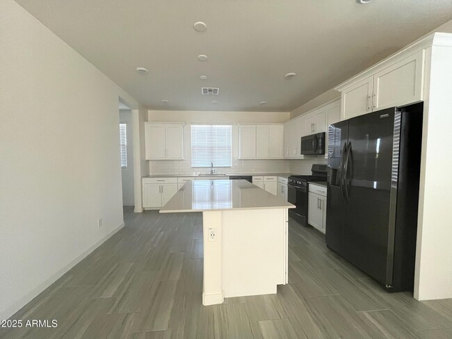 Building Photo - 710 N Bay Dr