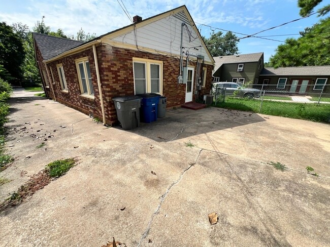 Building Photo - Nice 3 Bedroom 1 Bathroom Home With Detach...