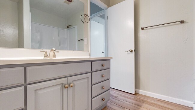 Building Photo - Spacious and Bright 1 Bedroom 1 Bath end unit at Redwood Village!