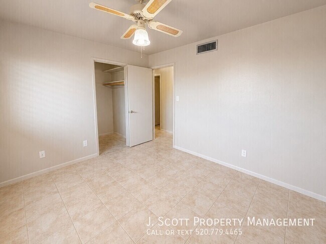 Building Photo - 6522 E Palm Ln