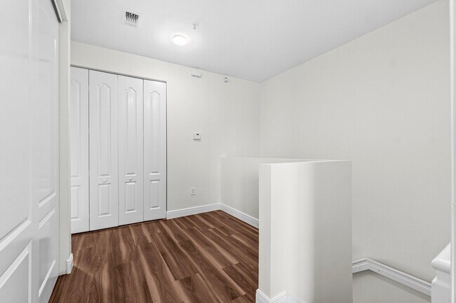 Building Photo - 536 NW 39th Cir