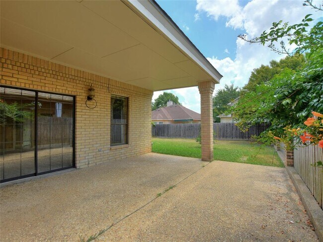 Building Photo - 10215 River Plantation Dr