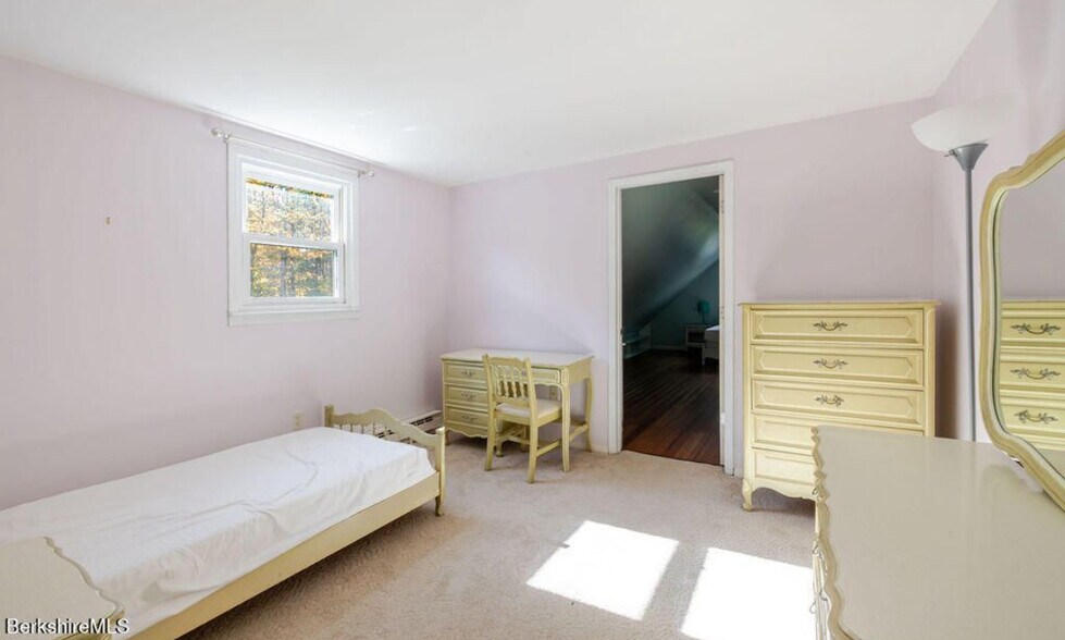 Building Photo - 230 Middle Rd