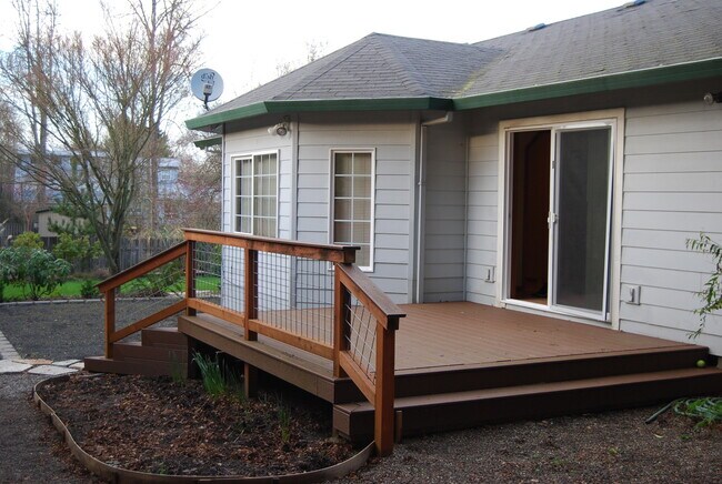 Building Photo - Charming & Well-Maintained Single-Story Home in McMinnville