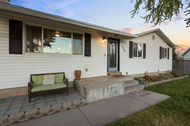 Building Photo - Beautiful 4 Bedroom Home in Sandy!
