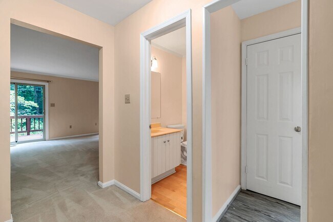 Building Photo - Very Charming 3 Bedroom And 2.5 Bathroom Townhouse With Private Deck In Country Creek