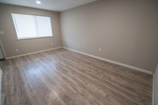 Building Photo - 1305 Clay St