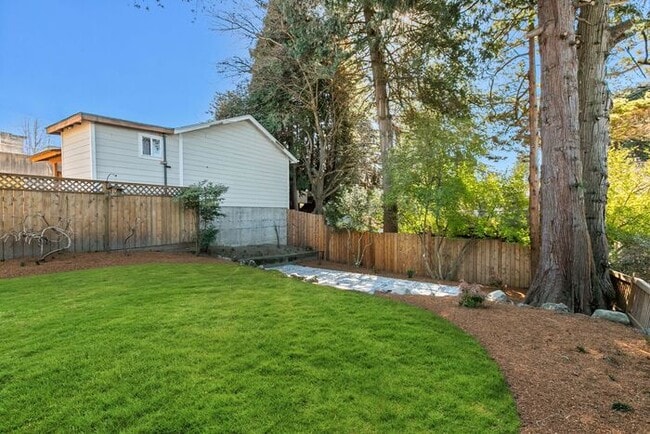 Building Photo - Gorgeous AIR CONDITIONED West Seattle Char...