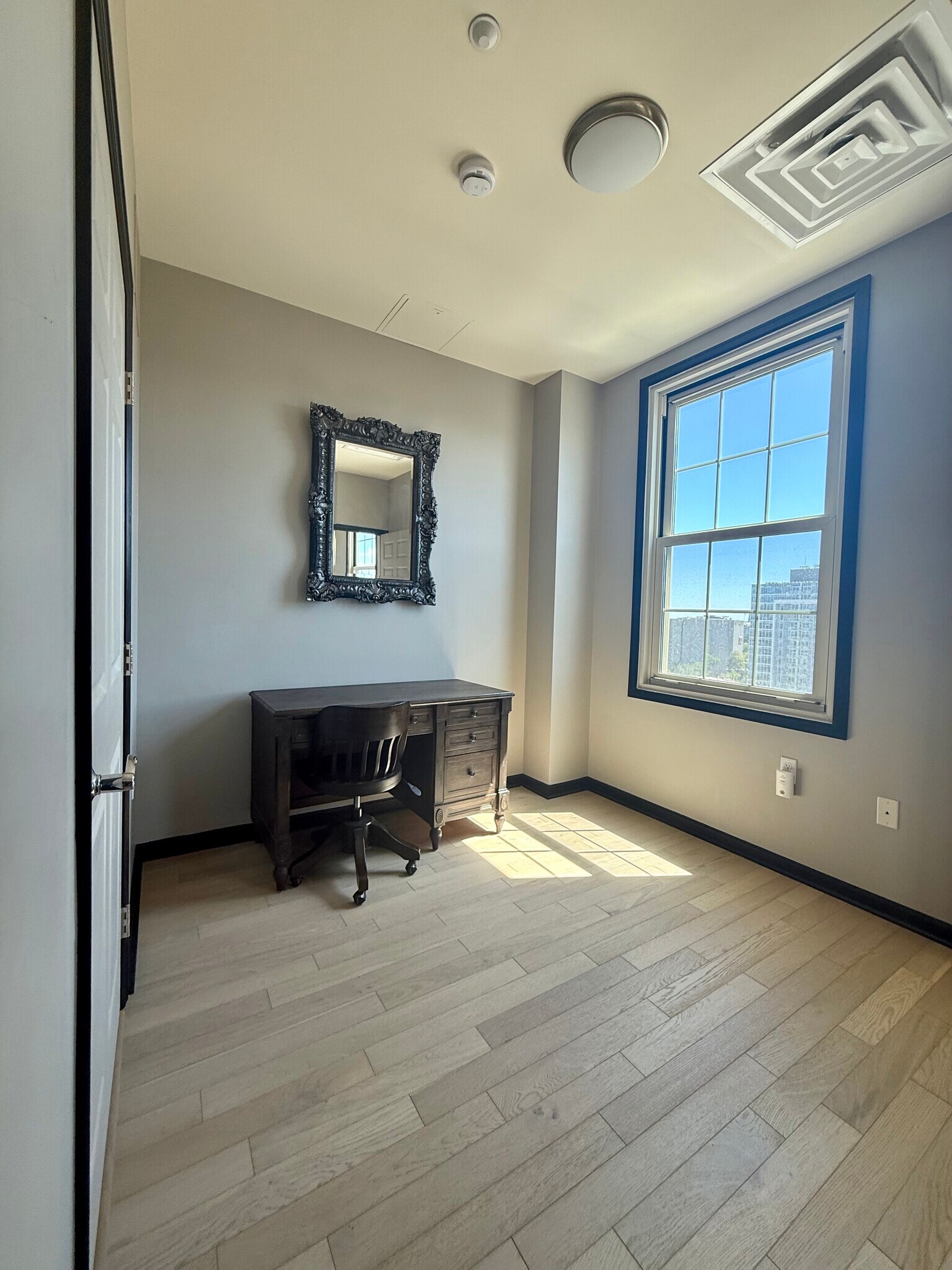 Building Photo - 475 W 12th Ave