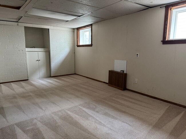 Building Photo - 5 Bedroom 3 bath - North Fargo