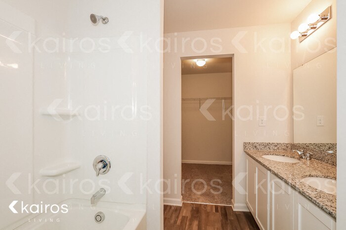 Building Photo - 2033 Country Pl