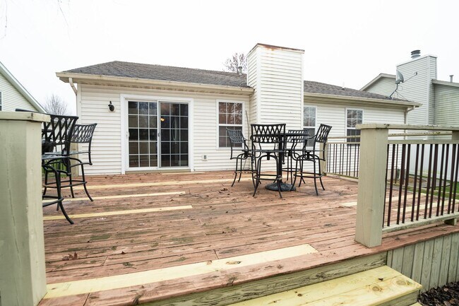 Building Photo - 4 bed 3 bath home in Valparaiso