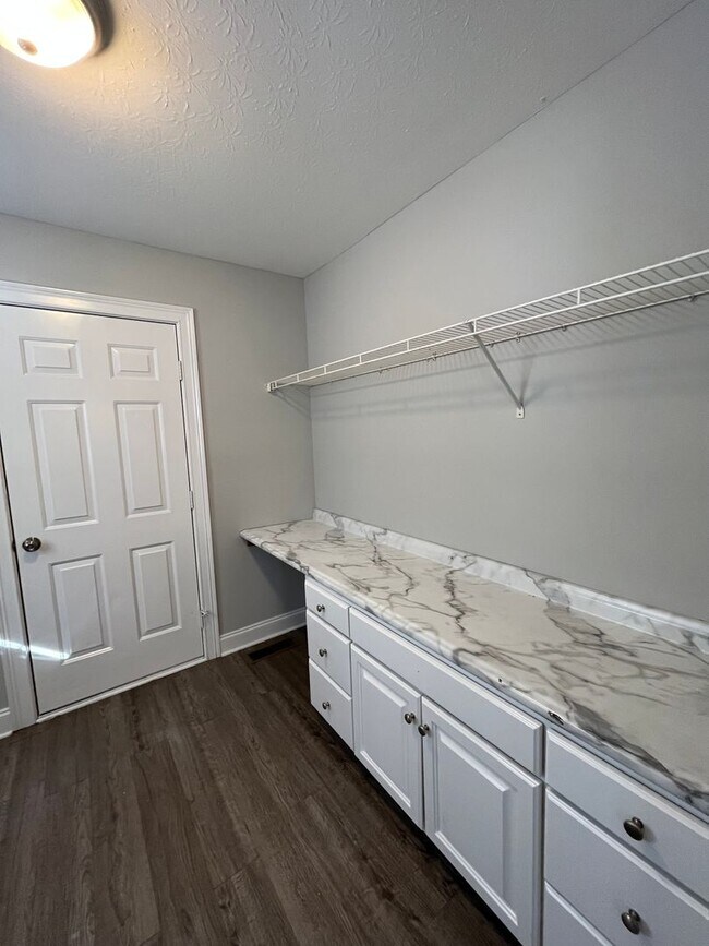 Building Photo - Now Leasing! Move In Ready home with 2 car garage and fenced in backyard!