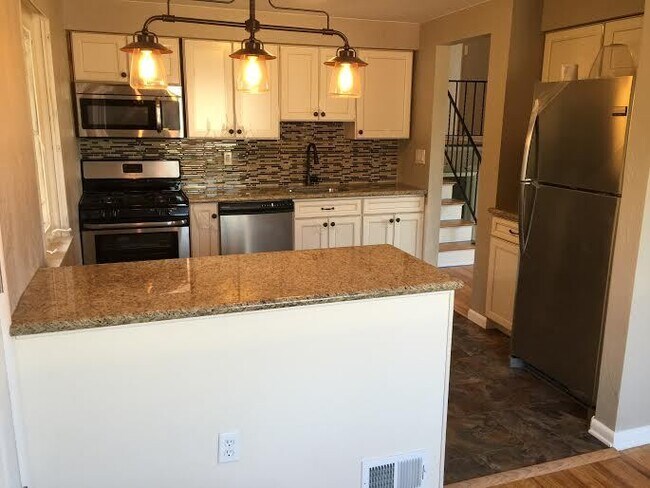 Building Photo - **********Gorgeous Scott Township 3-Bed/1....