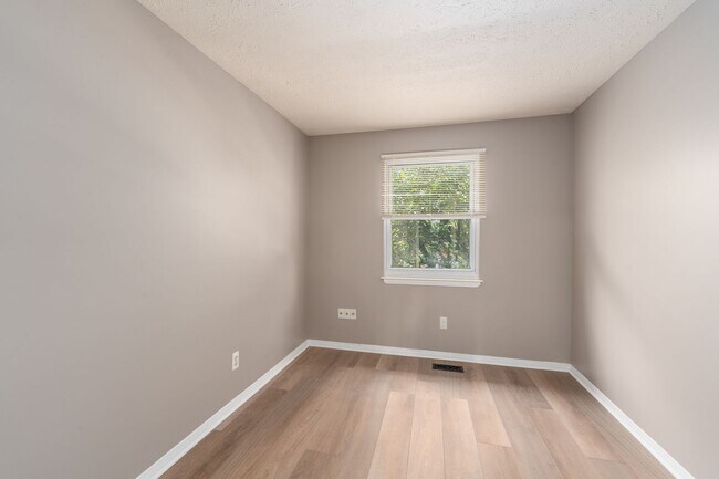 Building Photo - 27 Sylvan Park Ct