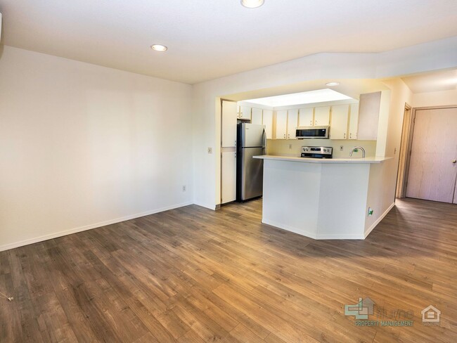 Building Photo - Charming 2 bedroom, 2 bathroom condo locat...