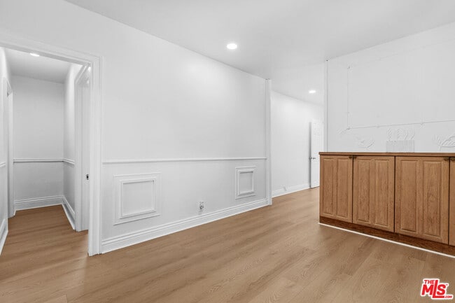 Building Photo - 3915 S Budlong Ave