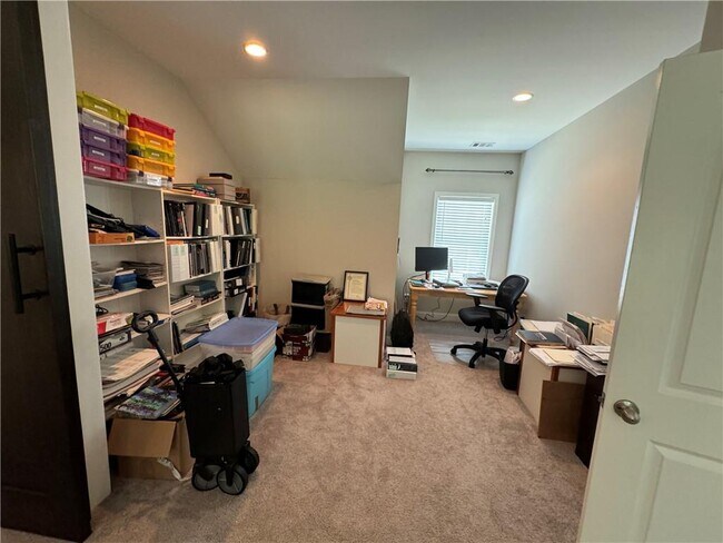 Building Photo - 512 Edgewater Dr