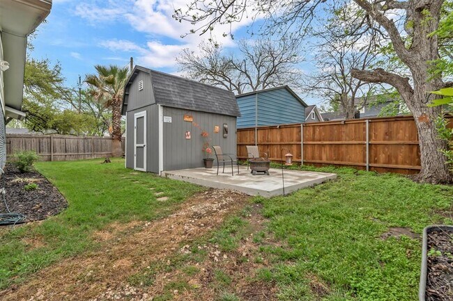 Building Photo - 1701 Davis St