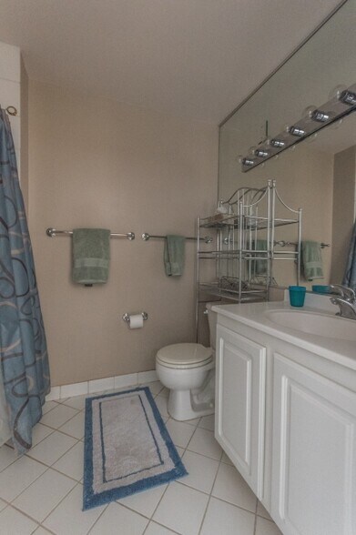 Building Photo - 345 N La Salle Dr