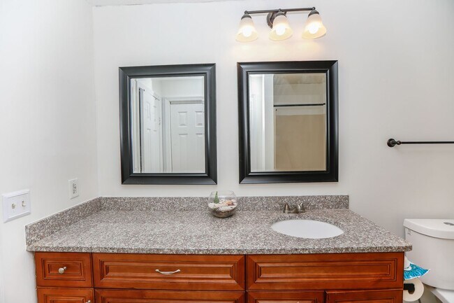 Building Photo - "Charming Kempsville Lake Townhome – Great Amenities & Location!"