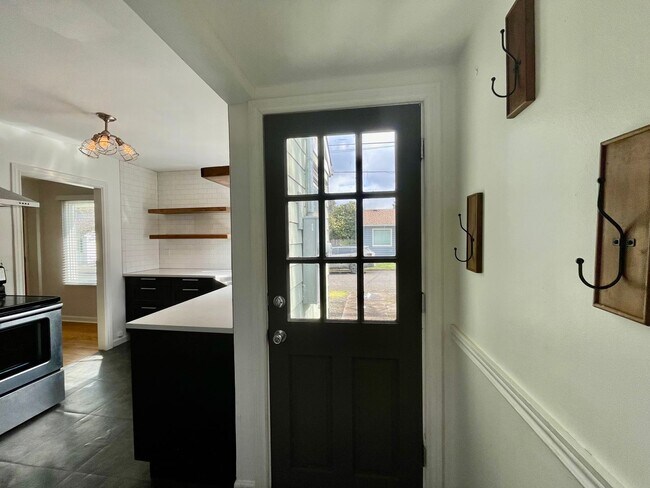 Building Photo - Cute Classic 1950s 2 Bd 1 Ba House + Bonus Room w/ Washer & Dryer, AC and Fenced Spacious Yard!
