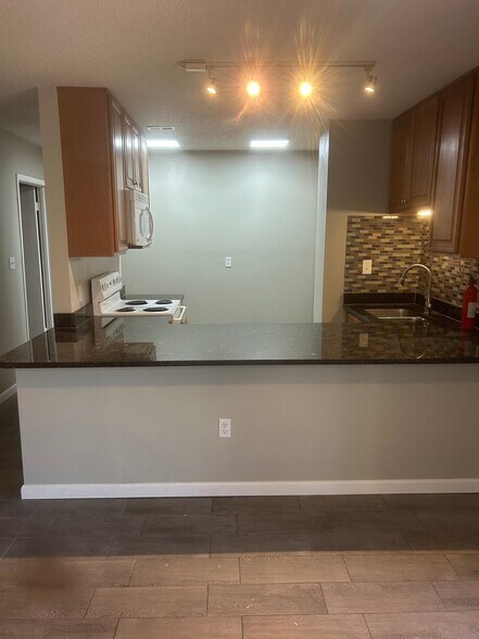 Building Photo - 401 Marshall Ct