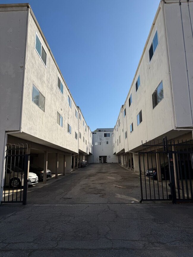 Building Photo - Beautiful Condo in Serene Montebello HOA Community – Pool, Spa & Prime Location