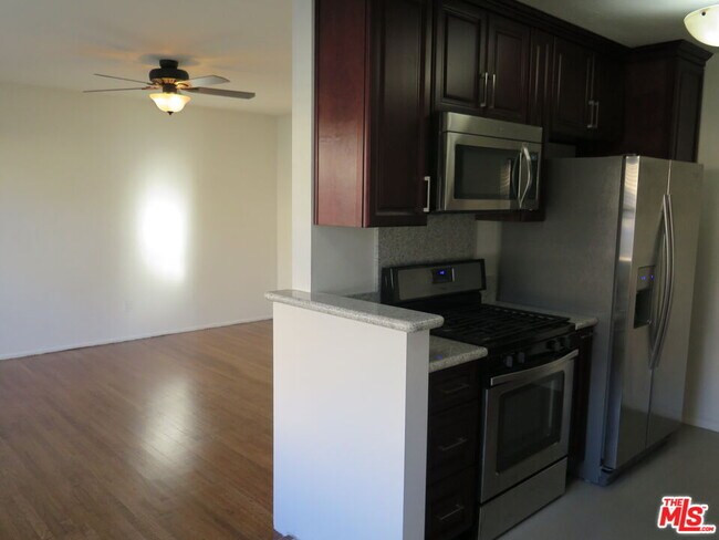 Building Photo - 833 N Kingsley Dr