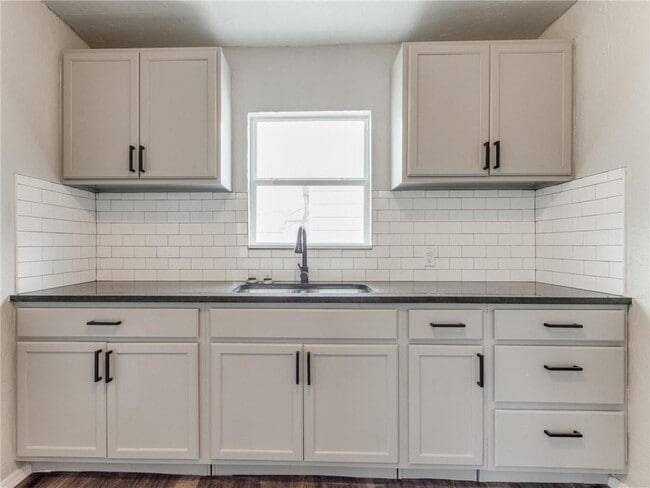 Building Photo - 1716 SW 18th St