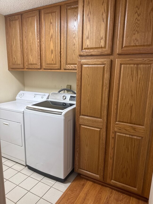 Building Photo - 4 bed, 2 bath, 2 car garage . Boulder City RV parking