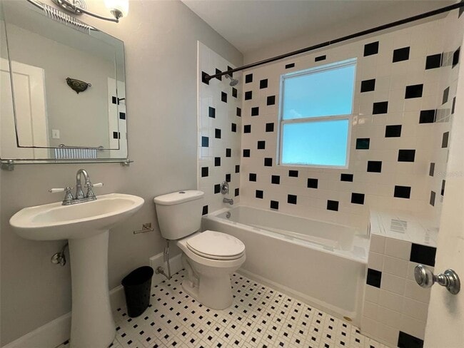 Building Photo - 1403 NW 9th Ave