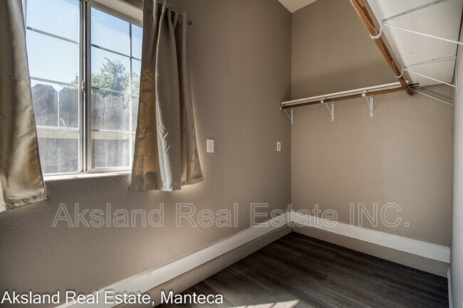 Building Photo - 3009 W Lathrop Rd