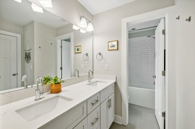 Building Photo - Urban Living just minutes from Downtown Na...