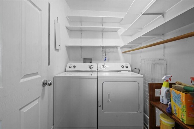 Building Photo - 64 W Belle Isle Rd NE