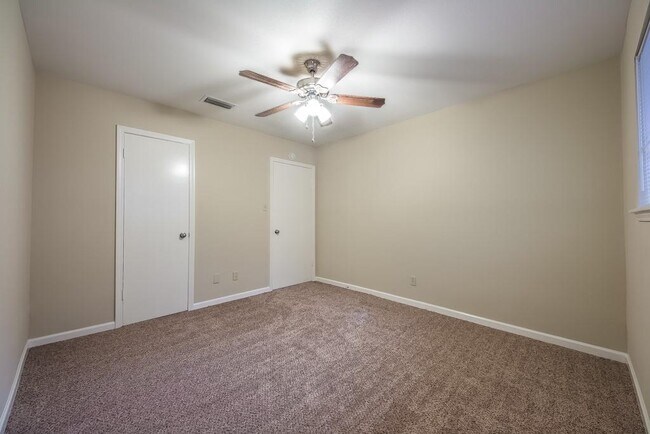 Building Photo - 2110 Wycliffe Dr