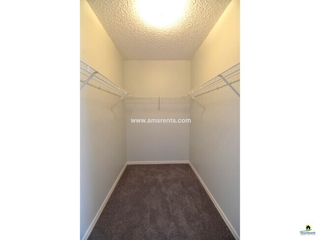 Building Photo - 553 Hummingbird Ct