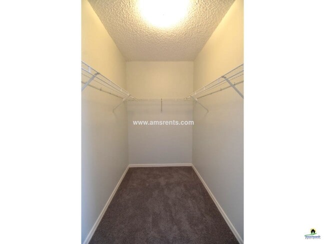 Building Photo - Very Nice cozy 3bd 2ba with a nice size back yard in Poinciana a definite must see!