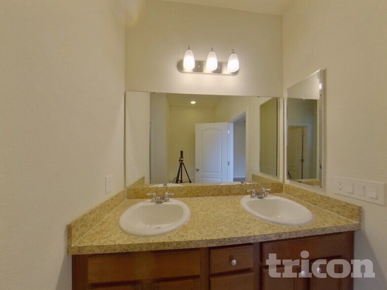 Building Photo - 697 Preakness Cir