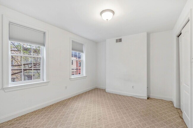 Building Photo - 1922 Montrose St