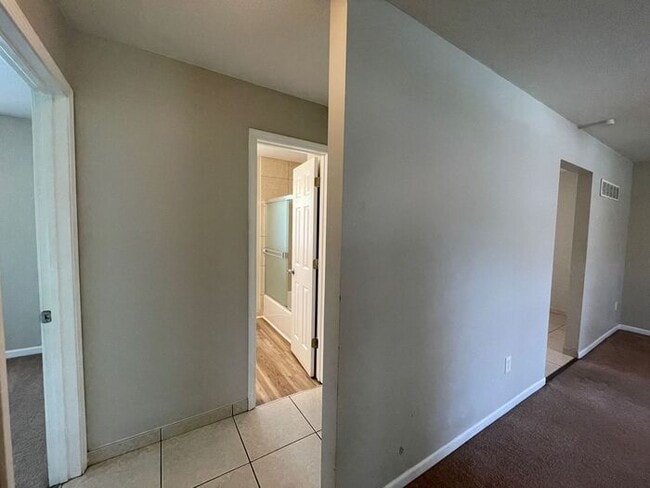 Building Photo - 2 Bedroom / 1 Bathroom Duplex in Blue Spri...