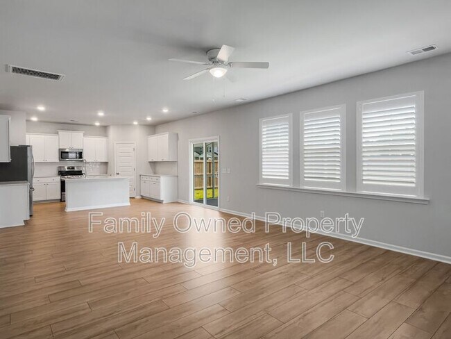 Building Photo - 2048 Longhorn Ln