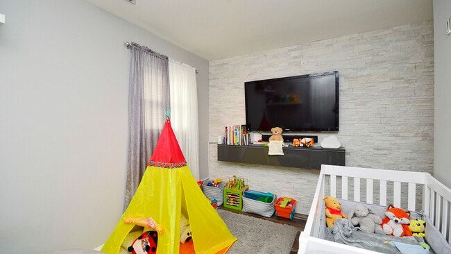 Building Photo - 407 Mors Ave