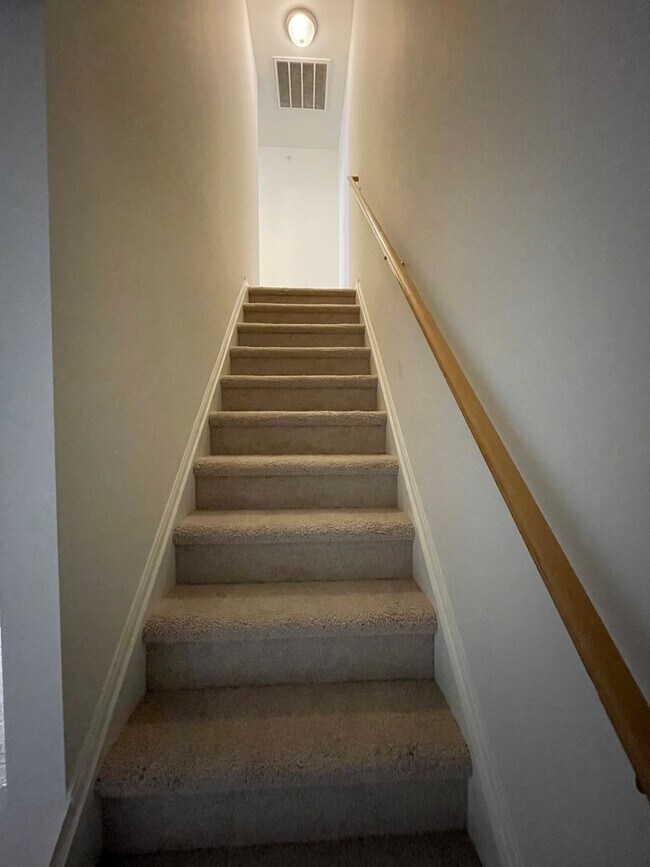 Building Photo - Updated 3 Bed 3 Bath Townhouse in Marietta!