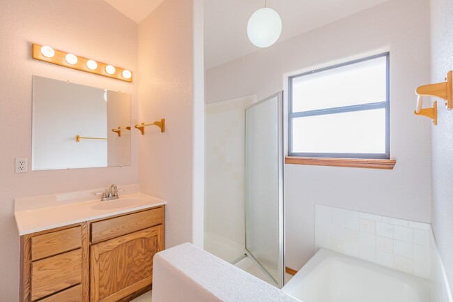 Building Photo - Inviting 3 Bed 2 Bath - Pet Friendly!