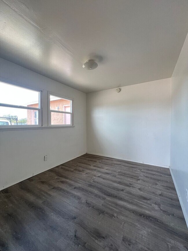 Building Photo - P054