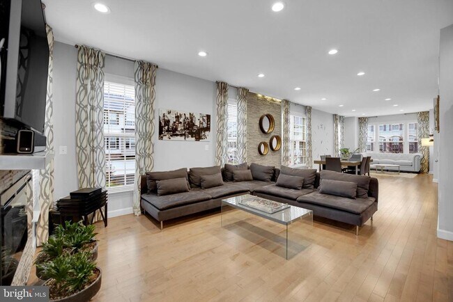 Building Photo - 42598 Chisholm Dr