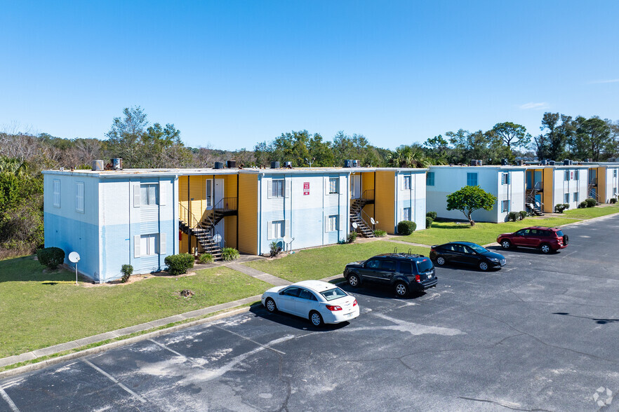 Primary Photo - Sandstones Apartments