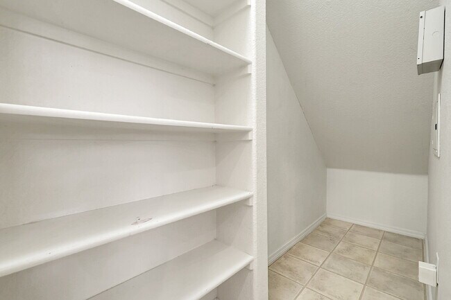 Building Photo - $2,100.00, 2 bed, 2 bath Condo with detach...