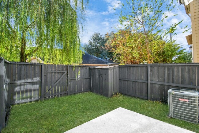 Building Photo - 2002 Gentryside Dr